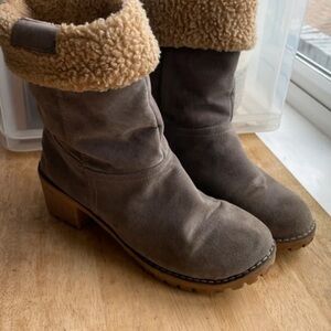 Source Unknown Brown Boots with Tan Fur Trim
